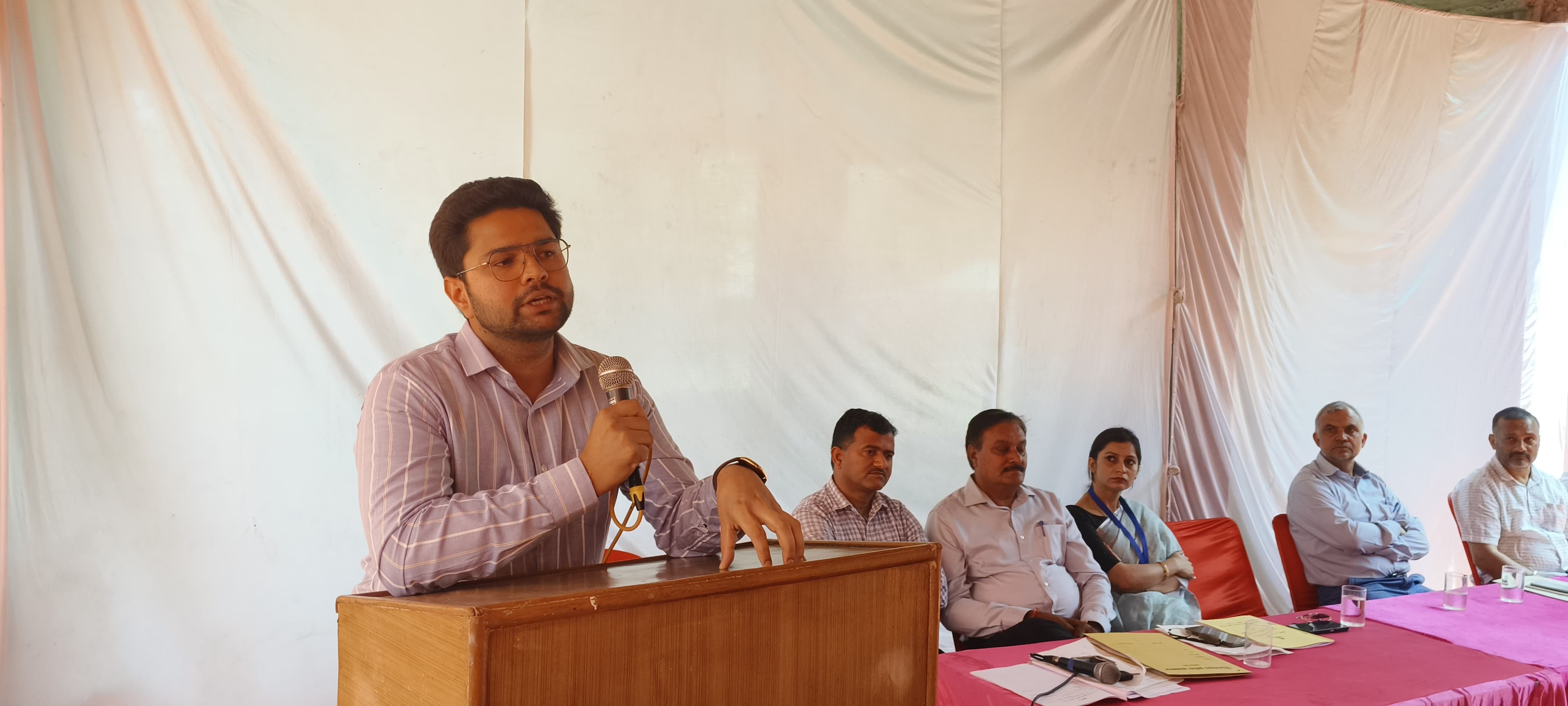 घुमारवीं में प्रीसाइडिंग अधिकारियों की ट्रेनिंग में मौजूद अधिकारी। स्रोत: प्रशासन घुमारवीं में प्रीसाइडिंग अधिकारियों की ट्रेनिंग में मौजूद अधिकारी। स्रोत: प्रशासन