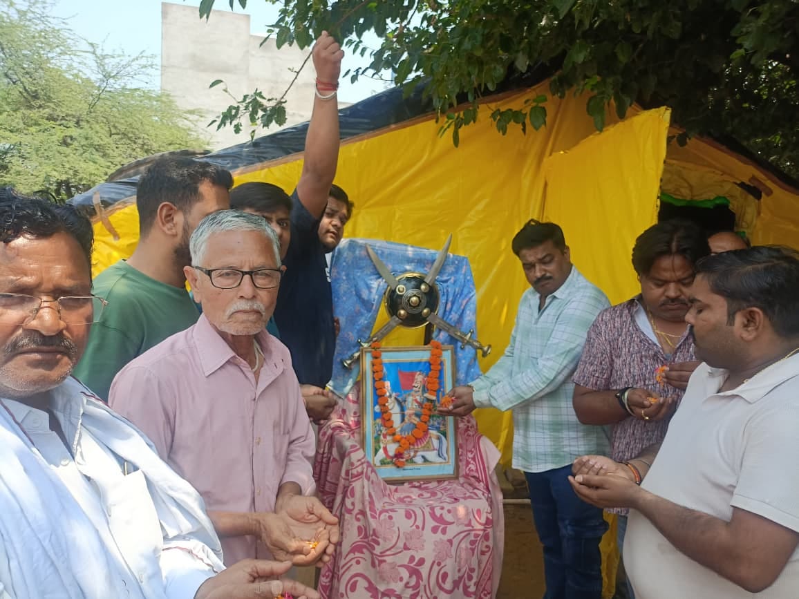 जलेसर कस्बा में महाराणा प्रताप जयंती के मौके पर रैली निकालते क्षत्रिय समाज के लोग। संवाद