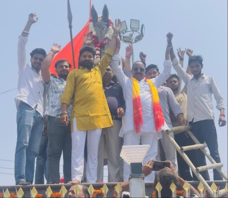 जलेसर कस्बा में महाराणा प्रताप जयंती के मौके पर रैली निकालते क्षत्रिय समाज के लोग। संवाद