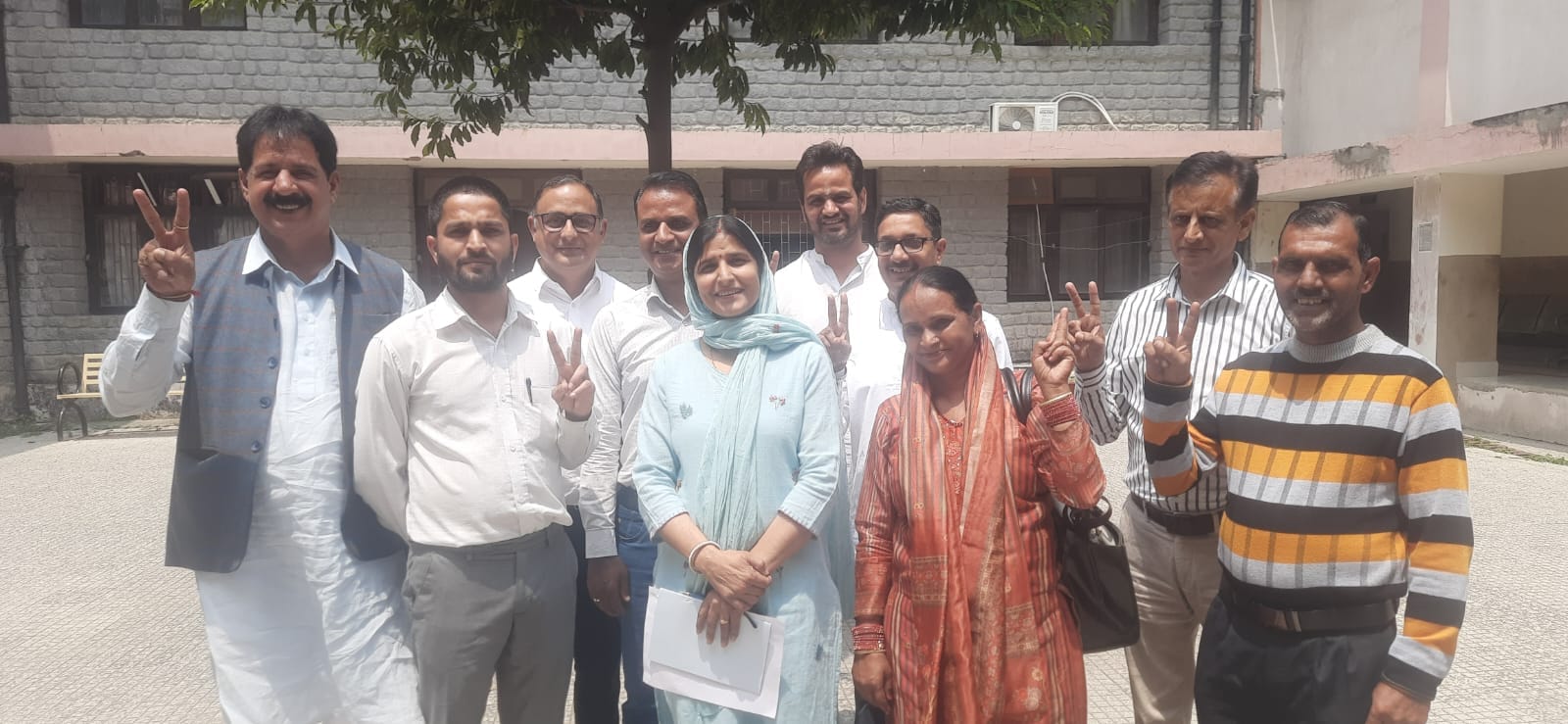 जिप वार्ड ऊहल से नामांकन दाखिल करने के बाद भाजपा जिला उपाध्यक्ष सुमन चौहान समर्थकों के साथ। संव जिप वार्ड ऊहल से नामांकन दाखिल करने के बाद भाजपा जिला उपाध्यक्ष सुमन चौहान समर्थकों के साथ। संव