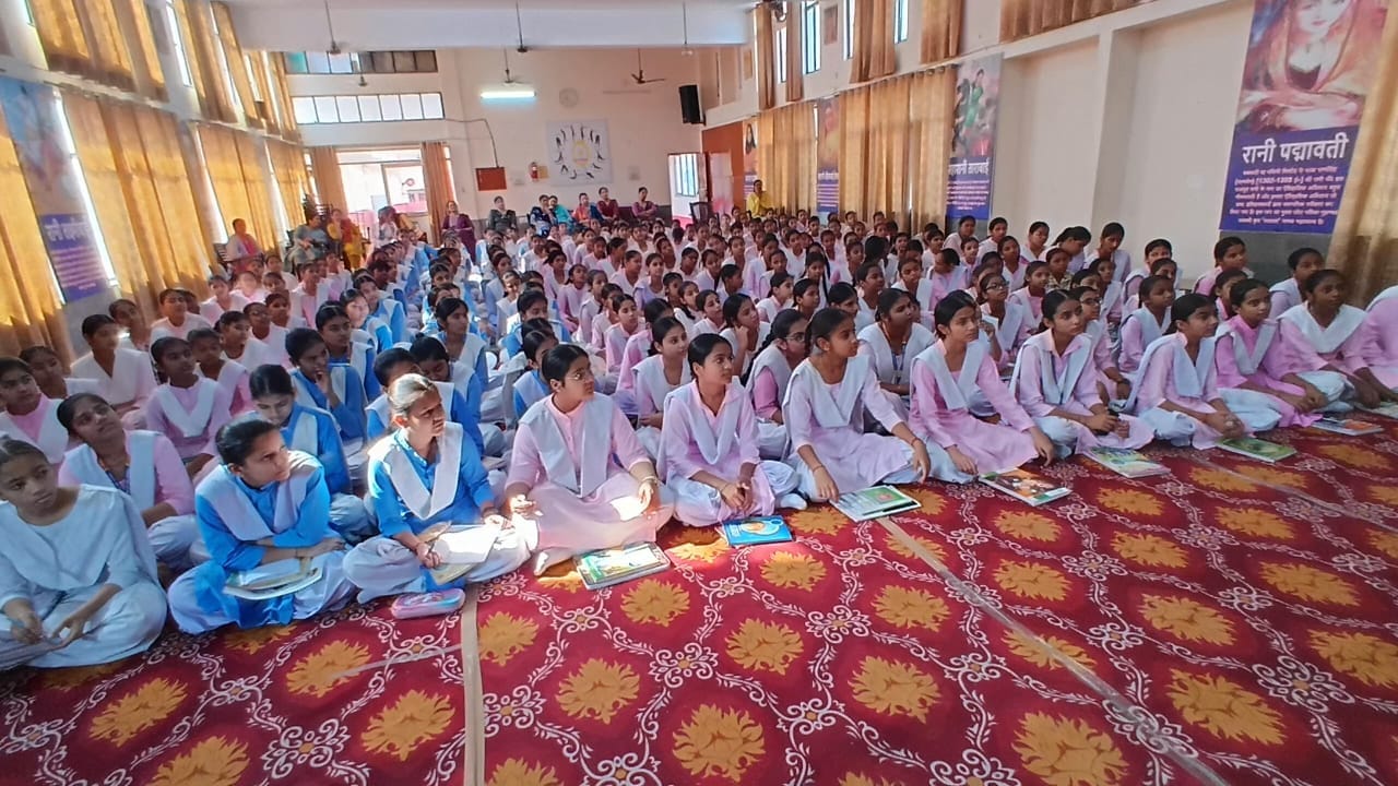 कुरुक्षेत्र। कार्यक्रम में भाग लेती छात्राएं। स्वयं कुरुक्षेत्र। कार्यक्रम में भाग लेती छात्राएं। स्वयं