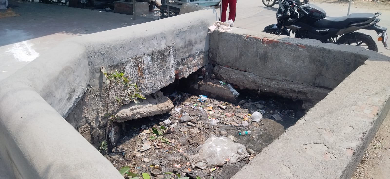 कुरुक्षेत्र। पुराने बाईपास के साथ दर्राखेड़ा क्षेत्र में बना नाला गंदगी से अटा हुआ। संवाद कुरुक्षेत्र। पुराने बाईपास के साथ दर्राखेड़ा क्षेत्र में बना नाला गंदगी से अटा हुआ। संवाद
