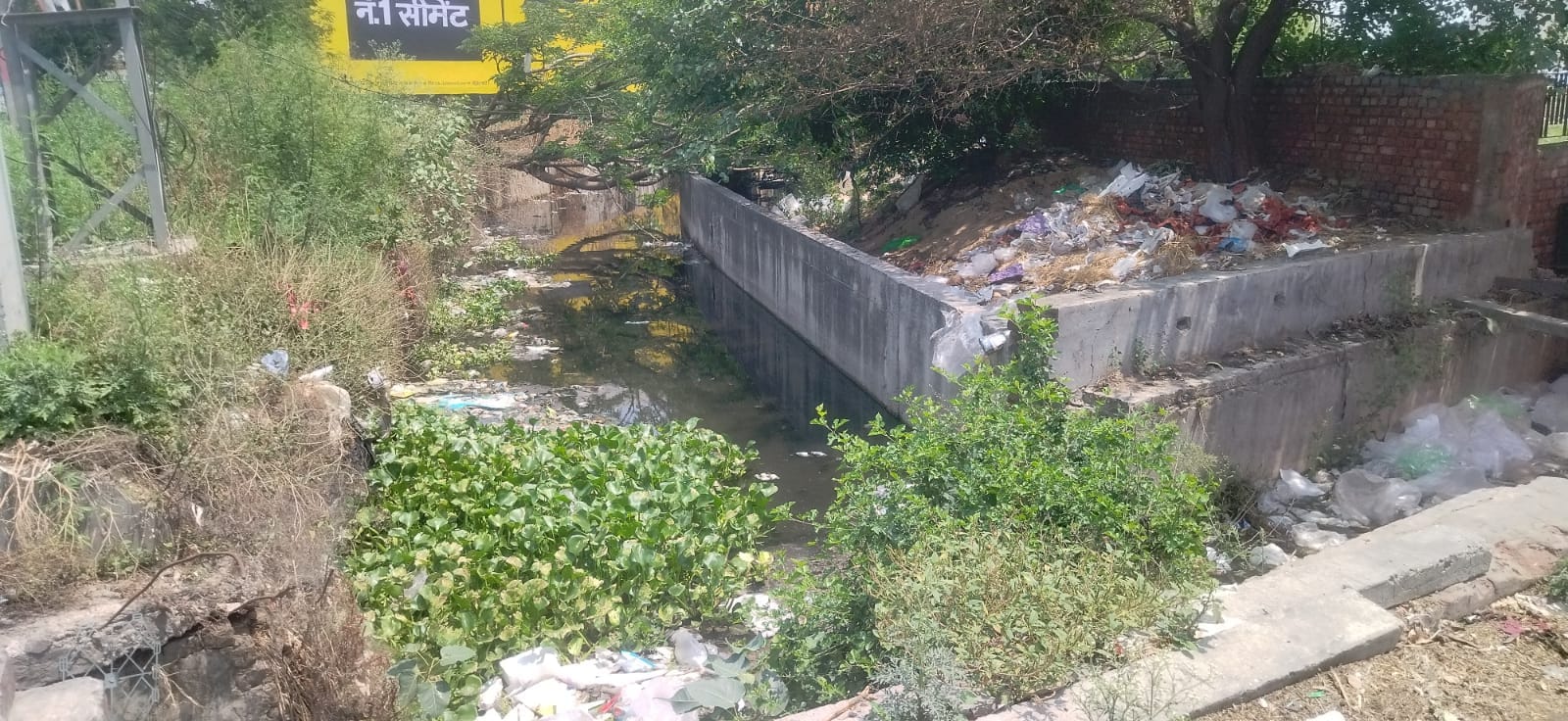 कुरुक्षेत्र। पुराने बाईपास के साथ दर्राखेड़ा क्षेत्र में बना नाला गंदगी से अटा हुआ। संवाद कुरुक्षेत्र। पुराने बाईपास के साथ दर्राखेड़ा क्षेत्र में बना नाला गंदगी से अटा हुआ। संवाद