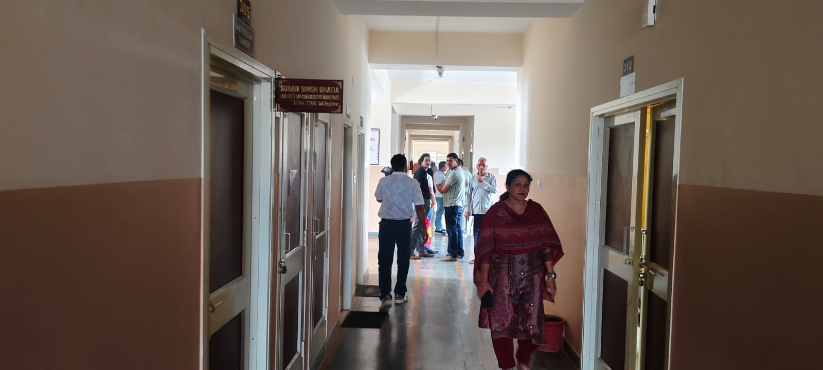 मिनी सचिवालय के परिसर में लगाया अग्निशामक यंत्र। संवाद मिनी सचिवालय के परिसर में लगाया अग्निशामक यंत्र। संवाद