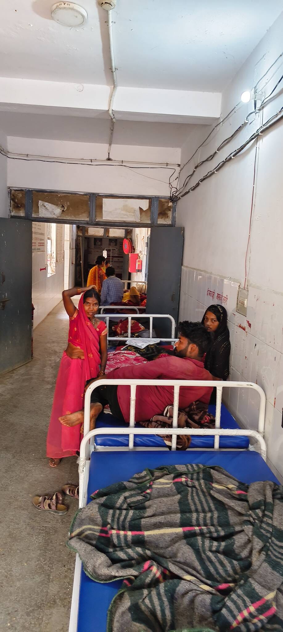 म्योरपुर सीएचसी में गलियारे में बेड पर उपचार कराते मरीज म्योरपुर सीएचसी में गलियारे में बेड पर उपचार कराते मरीज