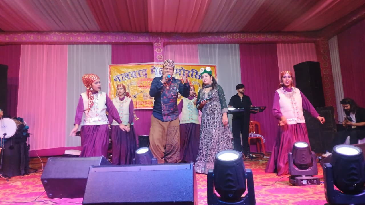 ऑल इंडिया विद्युत बोर्ड कुश्ती प्रतियोगिता में स्वर्ण पदक विजेता बलवीर सिंह को सम्मानित करते मु