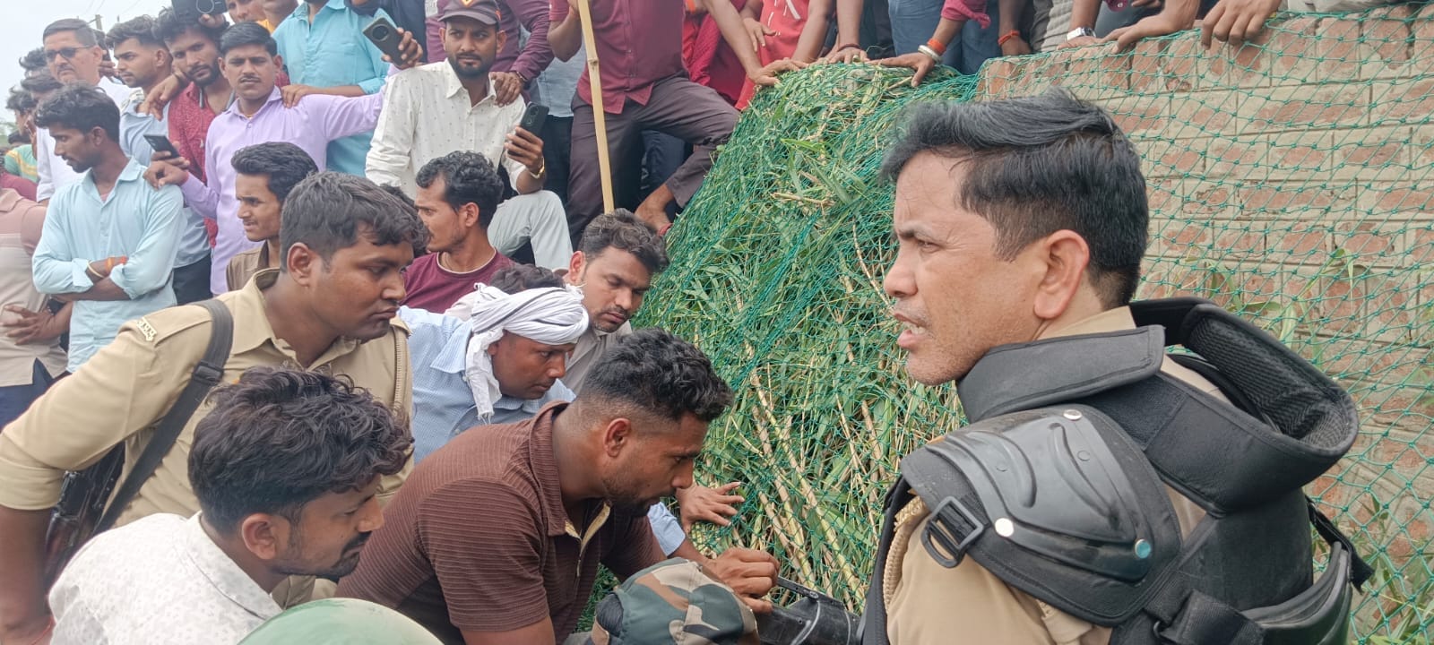पूर्णहा मिश्र गांव में मारपीट से घायल पुलिस सुशील सिंह को लेकर जाती पुलिसेर्मी।संवाद पूर्णहा मिश्र गांव में मारपीट से घायल पुलिस सुशील सिंह को लेकर जाती पुलिसेर्मी।संवाद