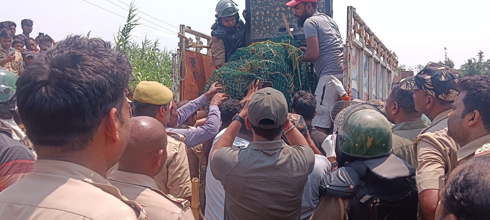 पूर्णहा मिश्र गांव में मारपीट से घायल पुलिस सुशील सिंह को लेकर जाती पुलिसेर्मी।संवाद पूर्णहा मिश्र गांव में मारपीट से घायल पुलिस सुशील सिंह को लेकर जाती पुलिसेर्मी।संवाद