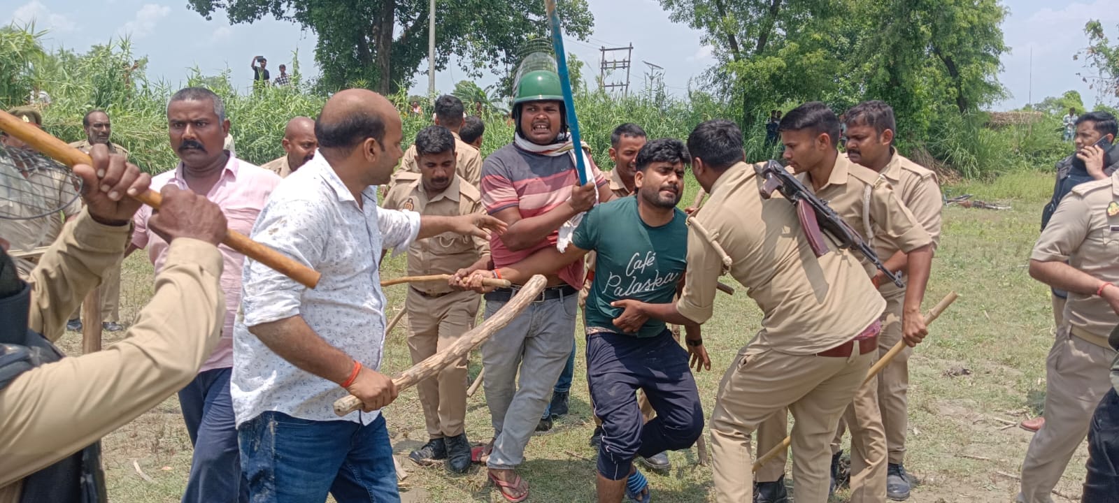 पूर्णहा मिश्र गांव में मारपीट से घायल पुलिस सुशील सिंह को लेकर जाती पुलिसेर्मी।संवाद पूर्णहा मिश्र गांव में मारपीट से घायल पुलिस सुशील सिंह को लेकर जाती पुलिसेर्मी।संवाद