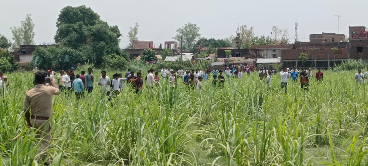 पूर्णहा मिश्र गांव में मारपीट से घायल पुलिस सुशील सिंह को लेकर जाती पुलिसेर्मी।संवाद पूर्णहा मिश्र गांव में मारपीट से घायल पुलिस सुशील सिंह को लेकर जाती पुलिसेर्मी।संवाद