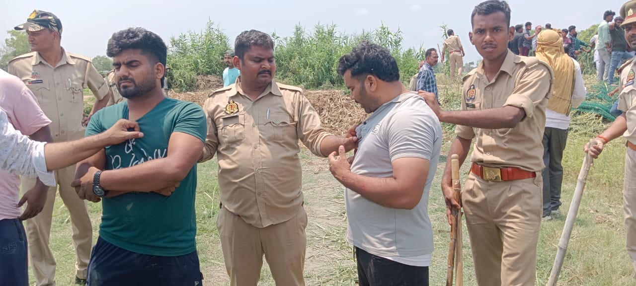 पूर्णहा मिश्र गांव में मारपीट से घायल पुलिस सुशील सिंह को लेकर जाती पुलिसेर्मी।संवाद पूर्णहा मिश्र गांव में मारपीट से घायल पुलिस सुशील सिंह को लेकर जाती पुलिसेर्मी।संवाद