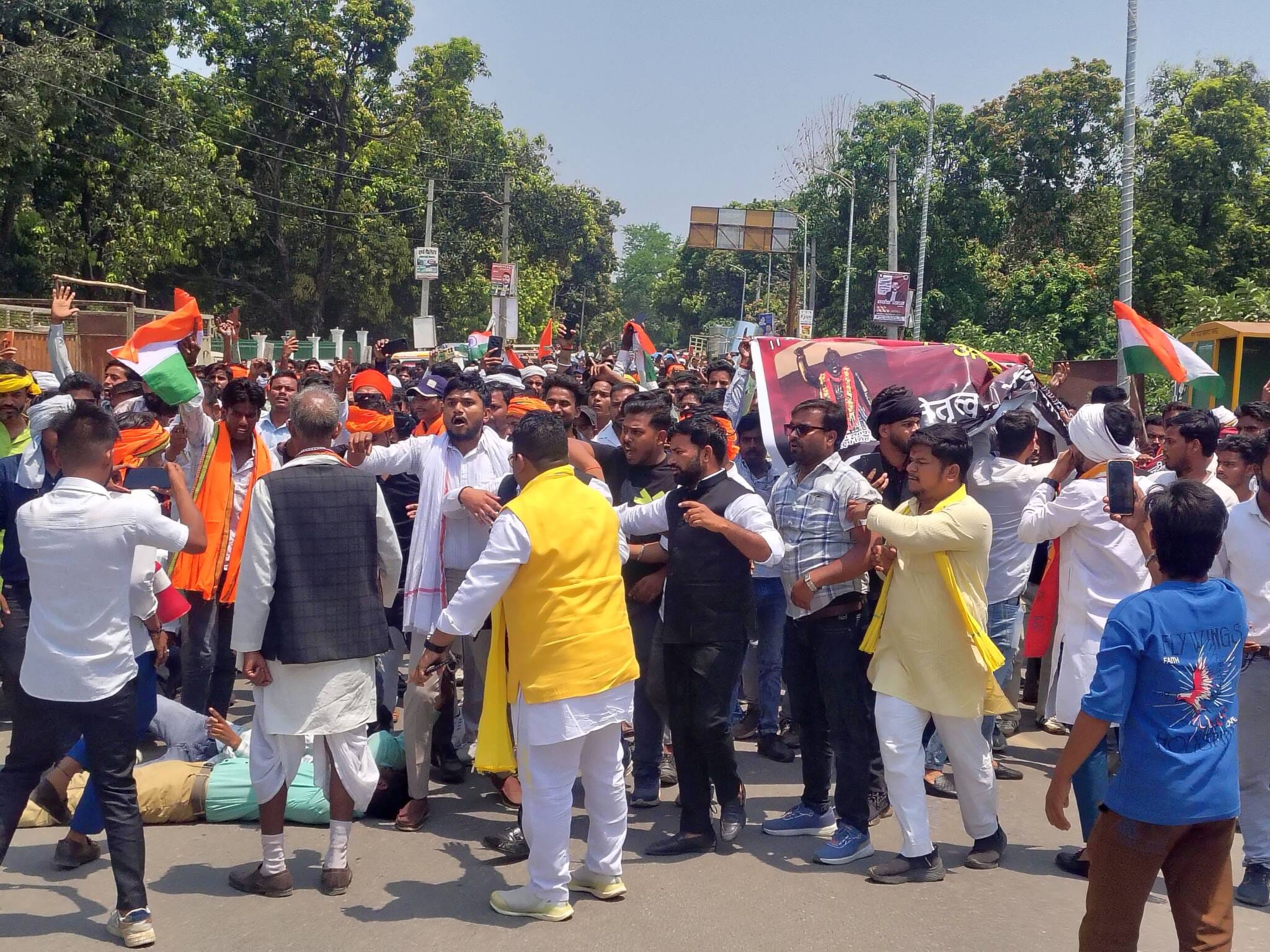 प्रदर्शन करते अर्कवंशी समाज के लोग।