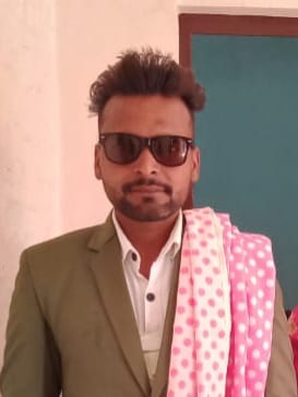 पोस्टमार्टम हाउस के बाहर पहुंचे मृतक सूरज के परिजन। संवाद पोस्टमार्टम हाउस के बाहर पहुंचे मृतक सूरज के परिजन। संवाद
