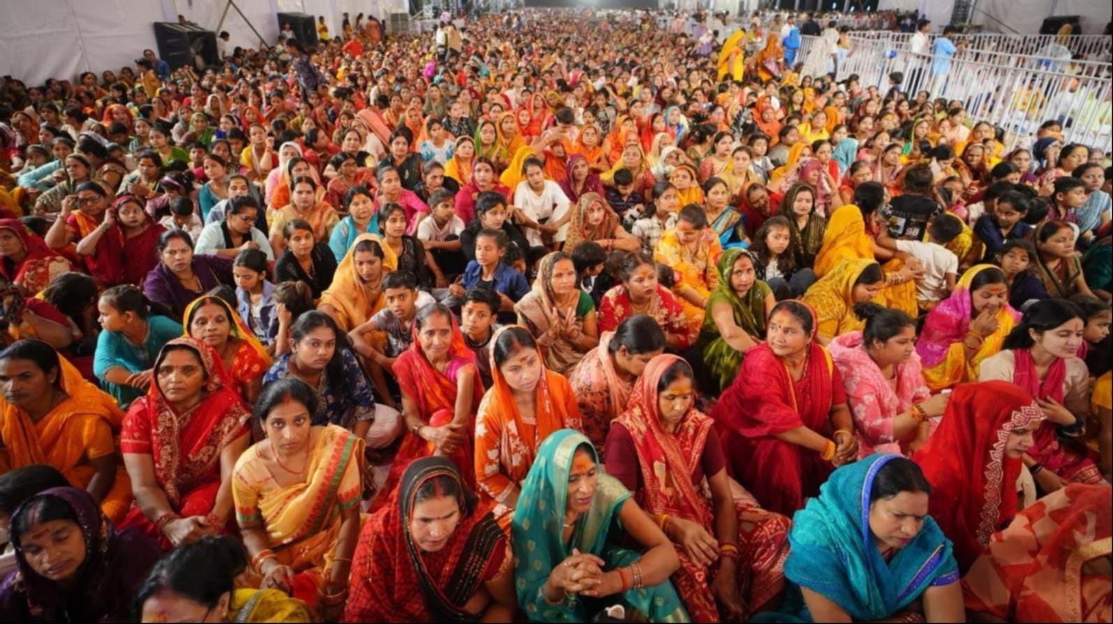 पैड़ीबरा में प्रवाचक राजन महाराज को सम्मानित करते पूर्व सांसद बृजभूषण शरण सिंह व उपस्थित श्रद्