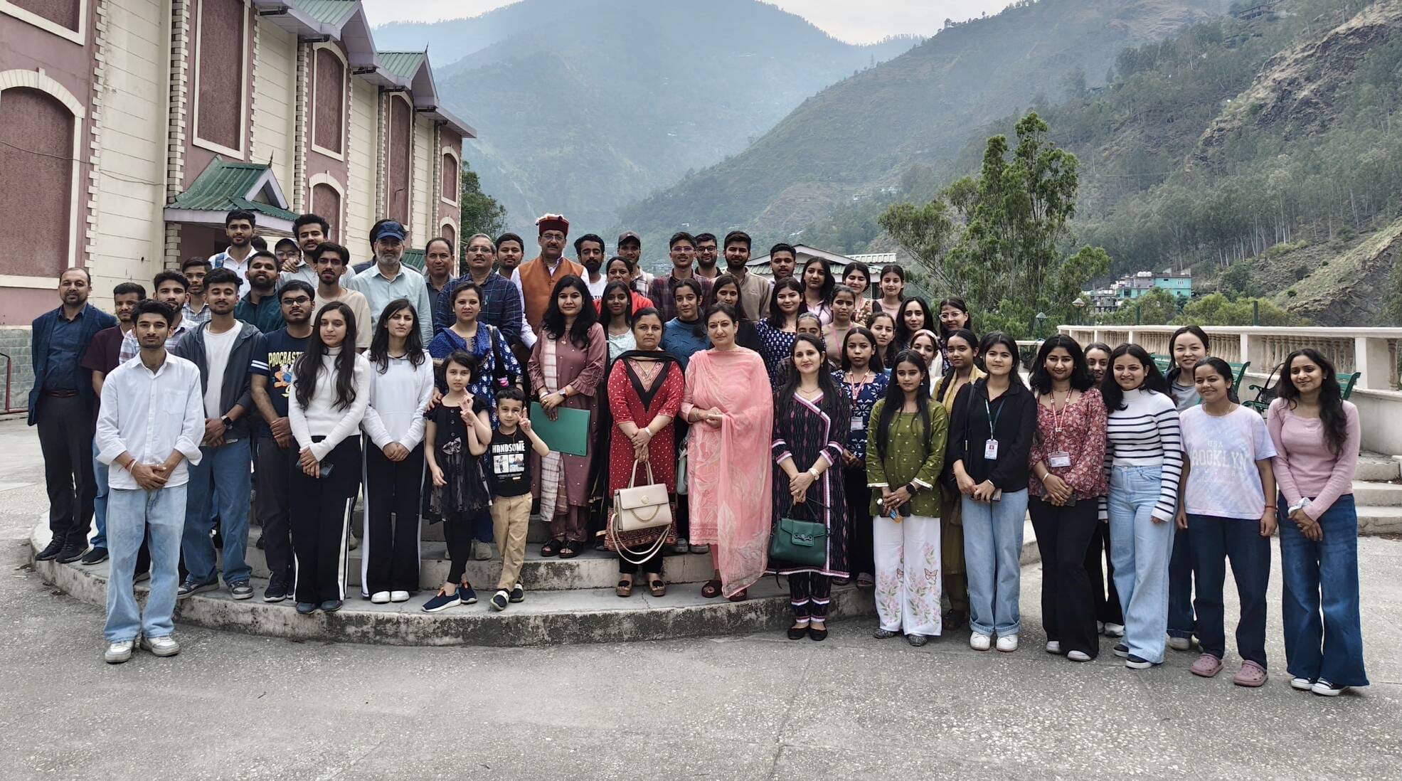रामपुर कॉलेज में इंटरेक्शन कार्यक्रम में छात्रों को संबोधित करते हुए सरदार पटेल विश्वविद्यालय म रामपुर कॉलेज में इंटरेक्शन कार्यक्रम में छात्रों को संबोधित करते हुए सरदार पटेल विश्वविद्यालय म