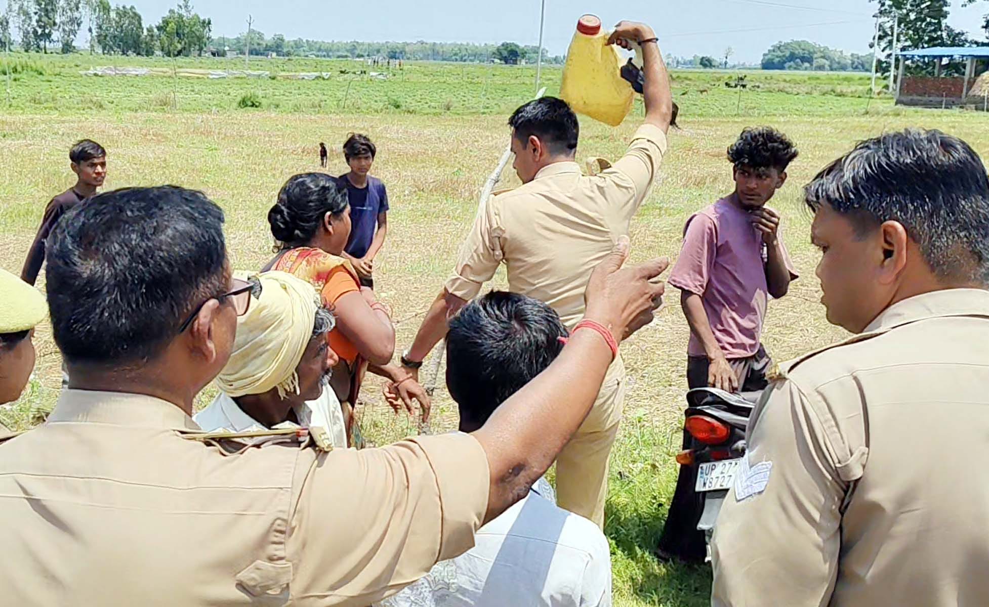 सीन एक : गंगसरा में आत्मदाह के लिए लाई गई तेल भरी पिपिया छीनता पुलिसकर्मी। संवाद