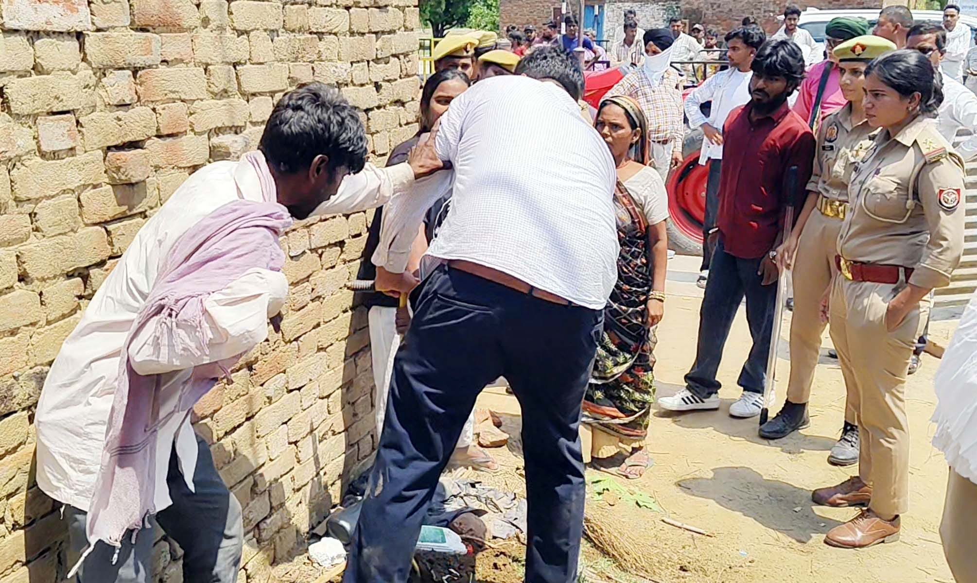 सीन एक : गंगसरा में आत्मदाह के लिए लाई गई तेल भरी पिपिया छीनता पुलिसकर्मी। संवाद