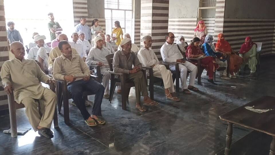 सोनीपत के खानपुर कलां गांव में चौपाल कार्यक्रम की चर्चा में भाग लेते खानपुर गांव के ग्रामीण। सं सोनीपत के खानपुर कलां गांव में चौपाल कार्यक्रम की चर्चा में भाग लेते खानपुर गांव के ग्रामीण। सं