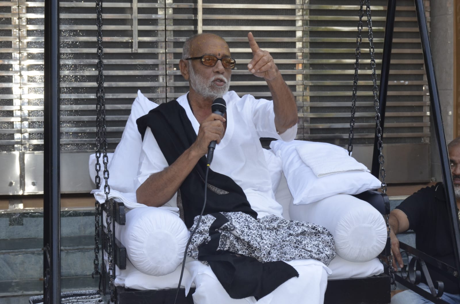 श्रीराम कथा में व्यास पीठ का पुजन बनारस से पधारे जगतगुरु सतवा बाबा संवाद