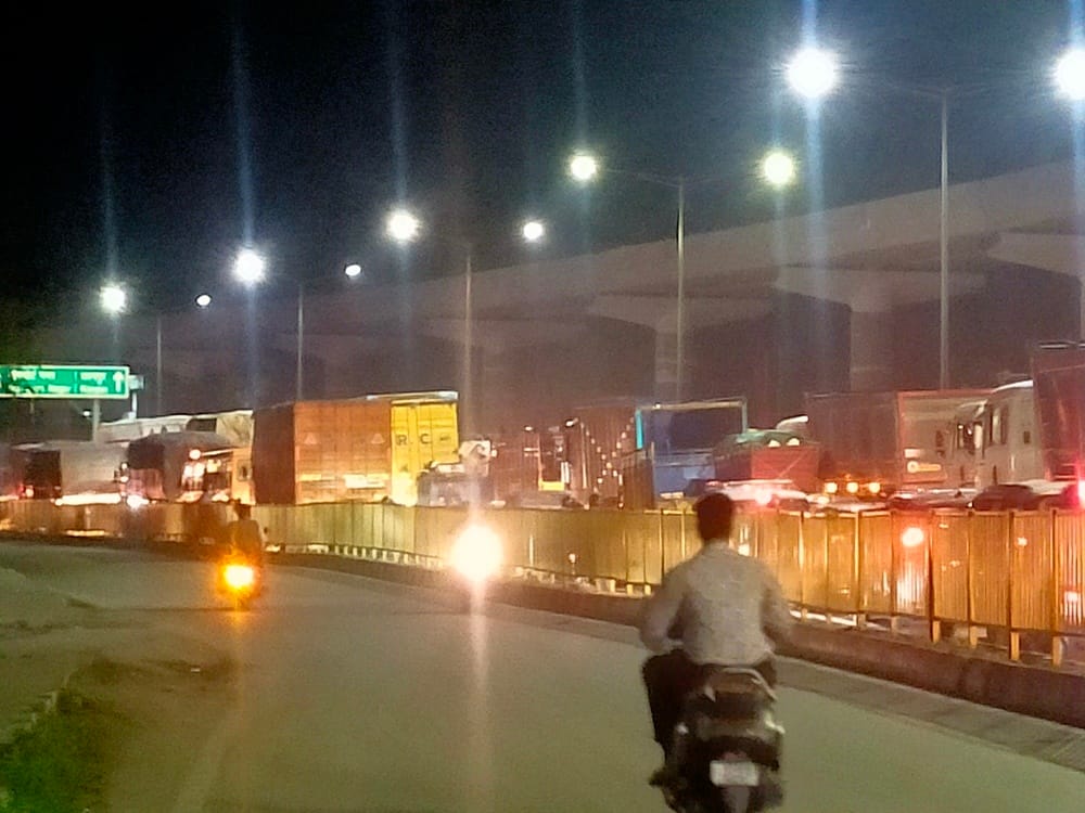 ट्रक और ट्राॅला पलटने से लगा जाम ट्रक और ट्राॅला पलटने से लगा जाम