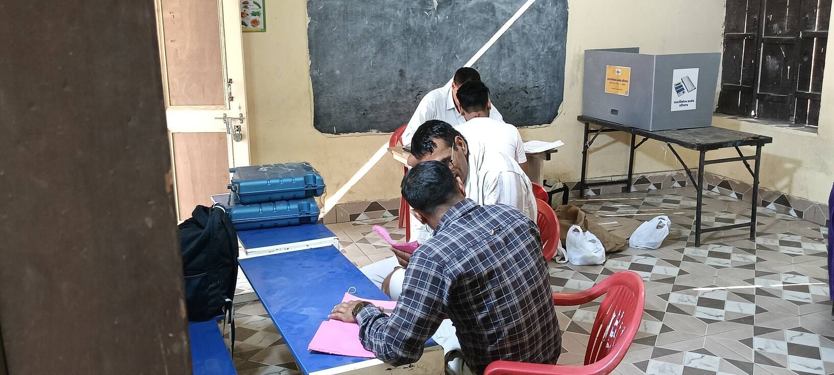 09 ढांड 01 कस्बा में गश्त करते हुए पुलिस की गाड़ियां 02 चुनावी कार्य में व्यस्त पोलिंग पार्टी।