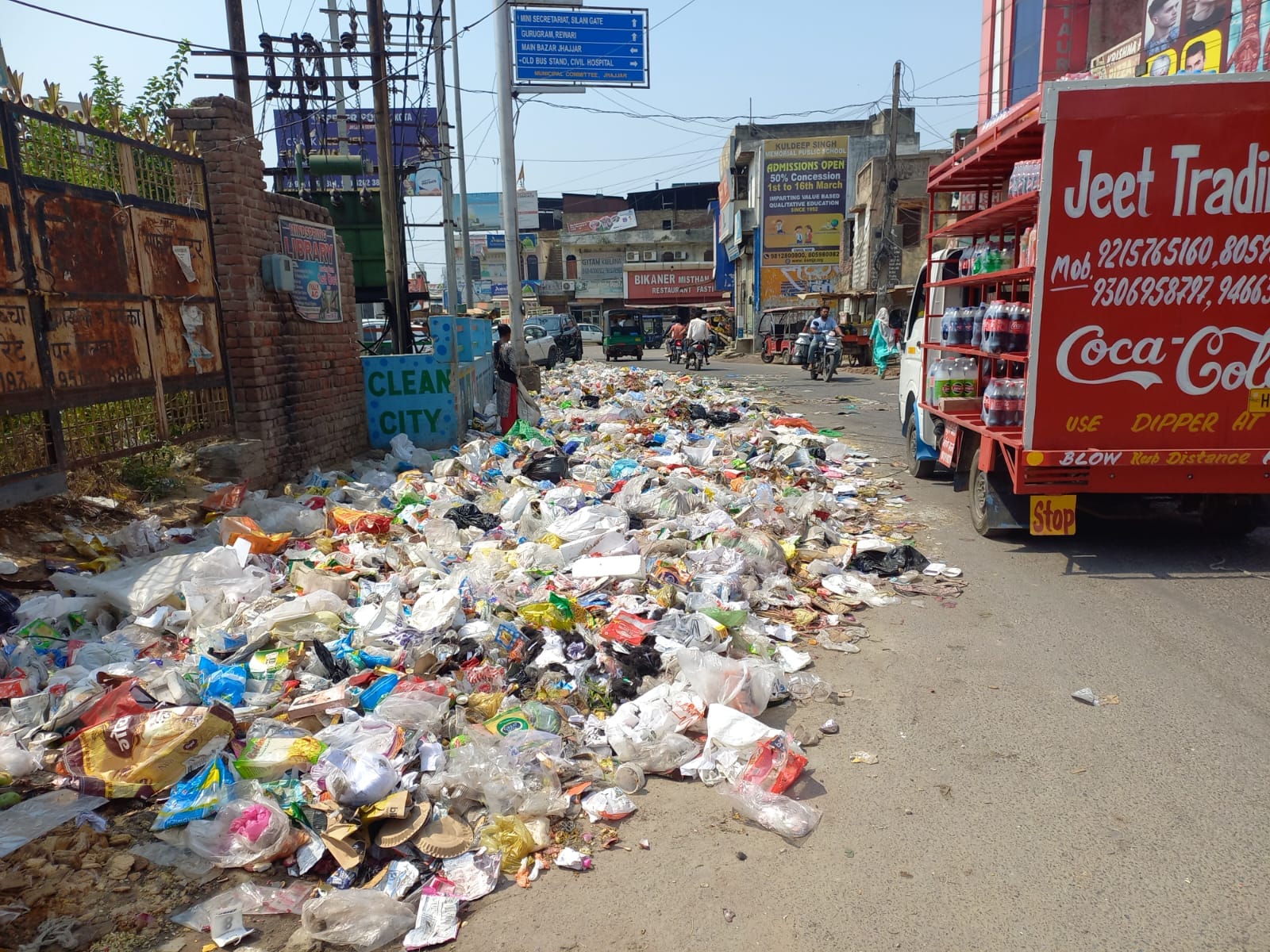 09jjrp15- नगर परिषद कार्यालय में धरना देते सफाई कर्मचारी। स्रोत : यूनियन