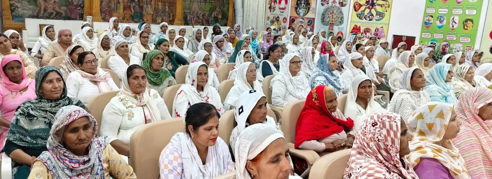 10जेएनडी04-सेवा केंद्र में आध्यात्मिक कार्यक्रम संबोधित करती बीके सुमन और बाला। स्रोत श्रद्धा