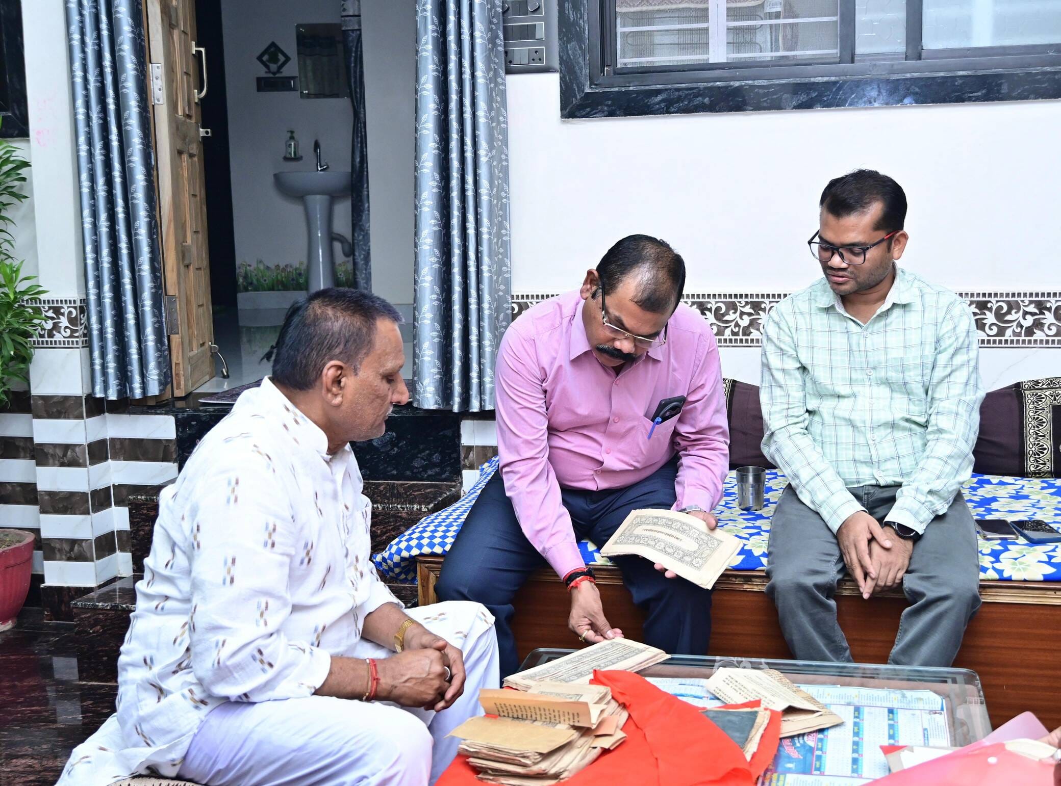 200 से 500 वर्ष पुरानी दुर्लभ पांडुलिपियां मिली।