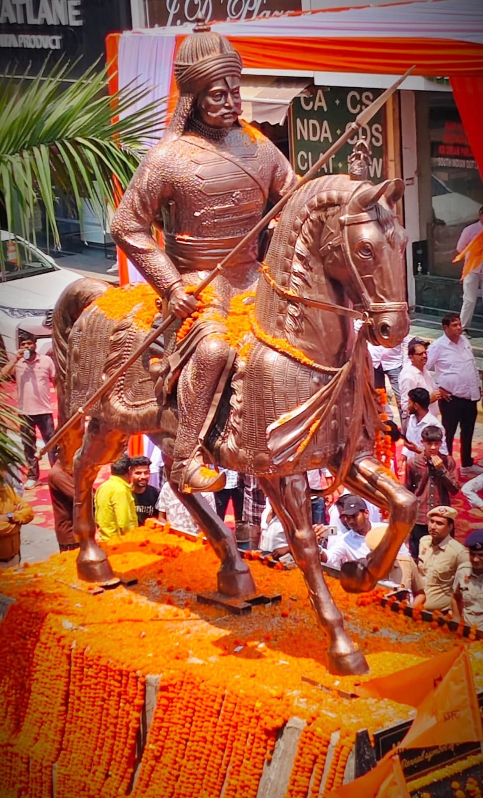 अंबाला छावनी के सदर बाजार मे प्रतिमा का अनावरण करते कैबिनेट मंत्री अनिल विज। संवाद