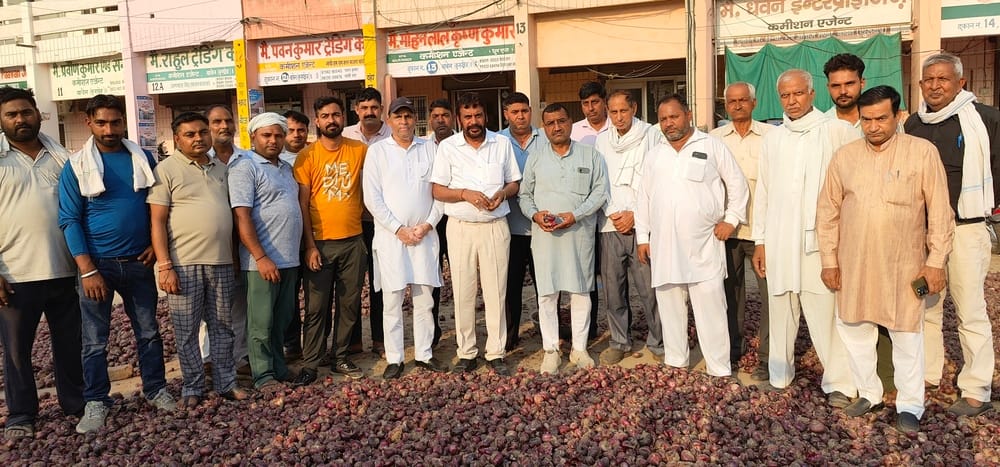 बाबैन। अनाजमंडी में किसानों के खाते में भाव-भावांतर भरपाई योजना के तहत किस्त पहुंचने पर व्यापार