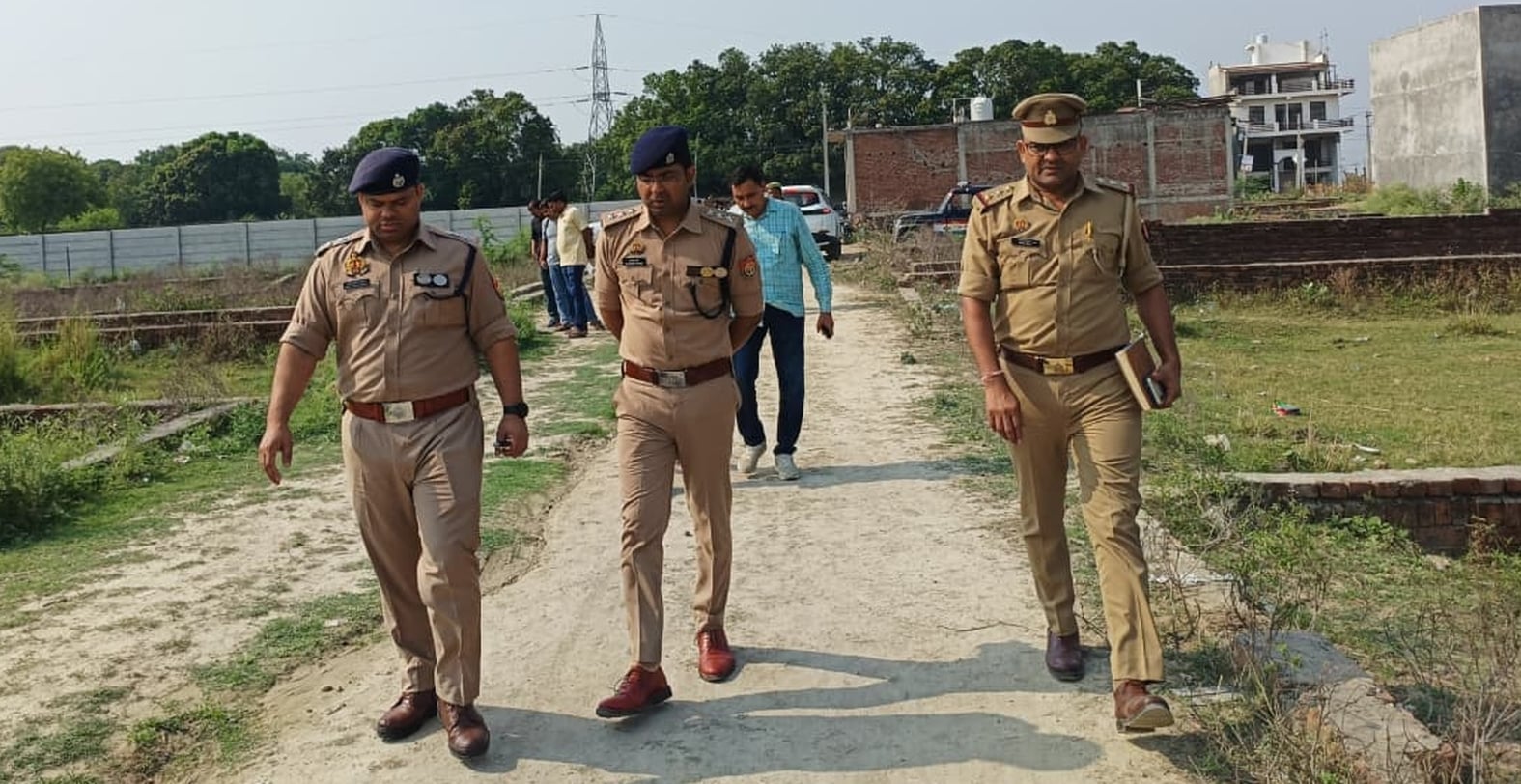 बिलखते परिजन व मौके पर जांच करती पुलिस और मौजूद ग्रामीण। बिलखते परिजन व मौके पर जांच करती पुलिस और मौजूद ग्रामीण।