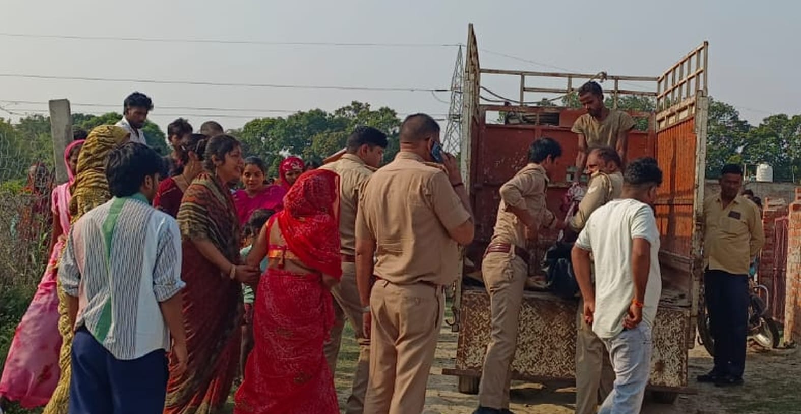 बिलखते परिजन व मौके पर जांच करती पुलिस और मौजूद ग्रामीण। बिलखते परिजन व मौके पर जांच करती पुलिस और मौजूद ग्रामीण।