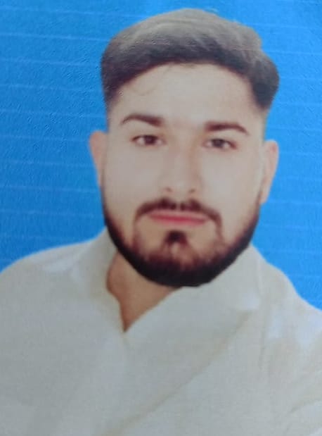 बिलखते परिजन व मौके पर जांच करती पुलिस और मौजूद ग्रामीण। बिलखते परिजन व मौके पर जांच करती पुलिस और मौजूद ग्रामीण।