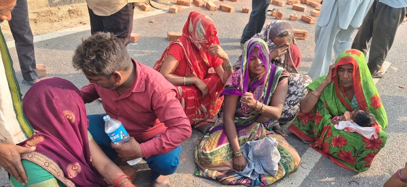 बिनावर थाना क्षेत्र में बोलेरो पिकअप से टक्कर के बाद घटना स्थल पर जमा भीड़। संवाद