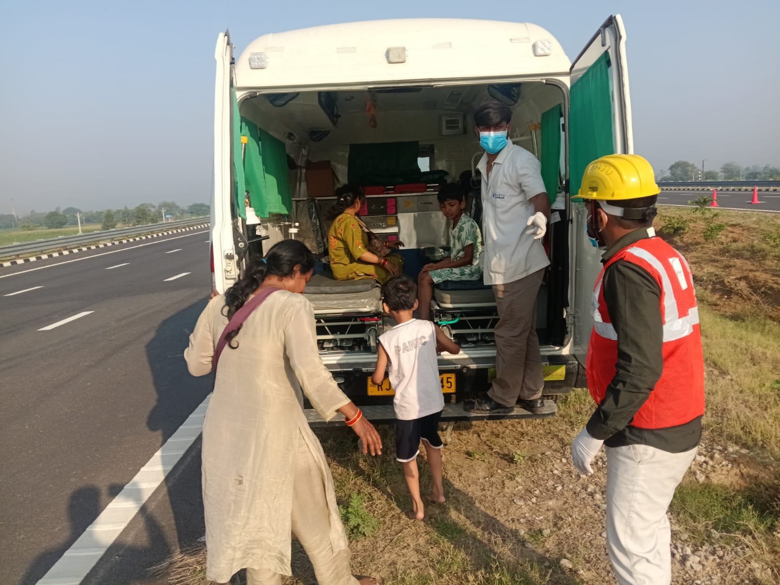 बिसाैली कोतवाली क्षेत्र में रविवार सुबह गंगा एक्सप्रेसवे पर बस पलटने के बाद क्रेन से हटवाती पुल