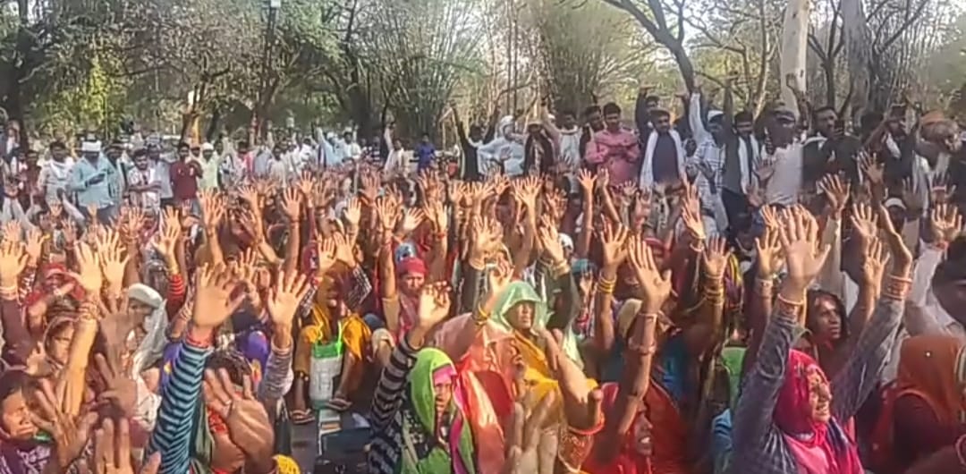 फोटो - 10 पन्ना एसपी कार्यालय के बाहर धरना देते कांग्रेस विधायक और आदिवासी आदि। स्रोत - सोशल म फोटो - 10 पन्ना एसपी कार्यालय के बाहर धरना देते कांग्रेस विधायक और आदिवासी आदि। स्रोत - सोशल म