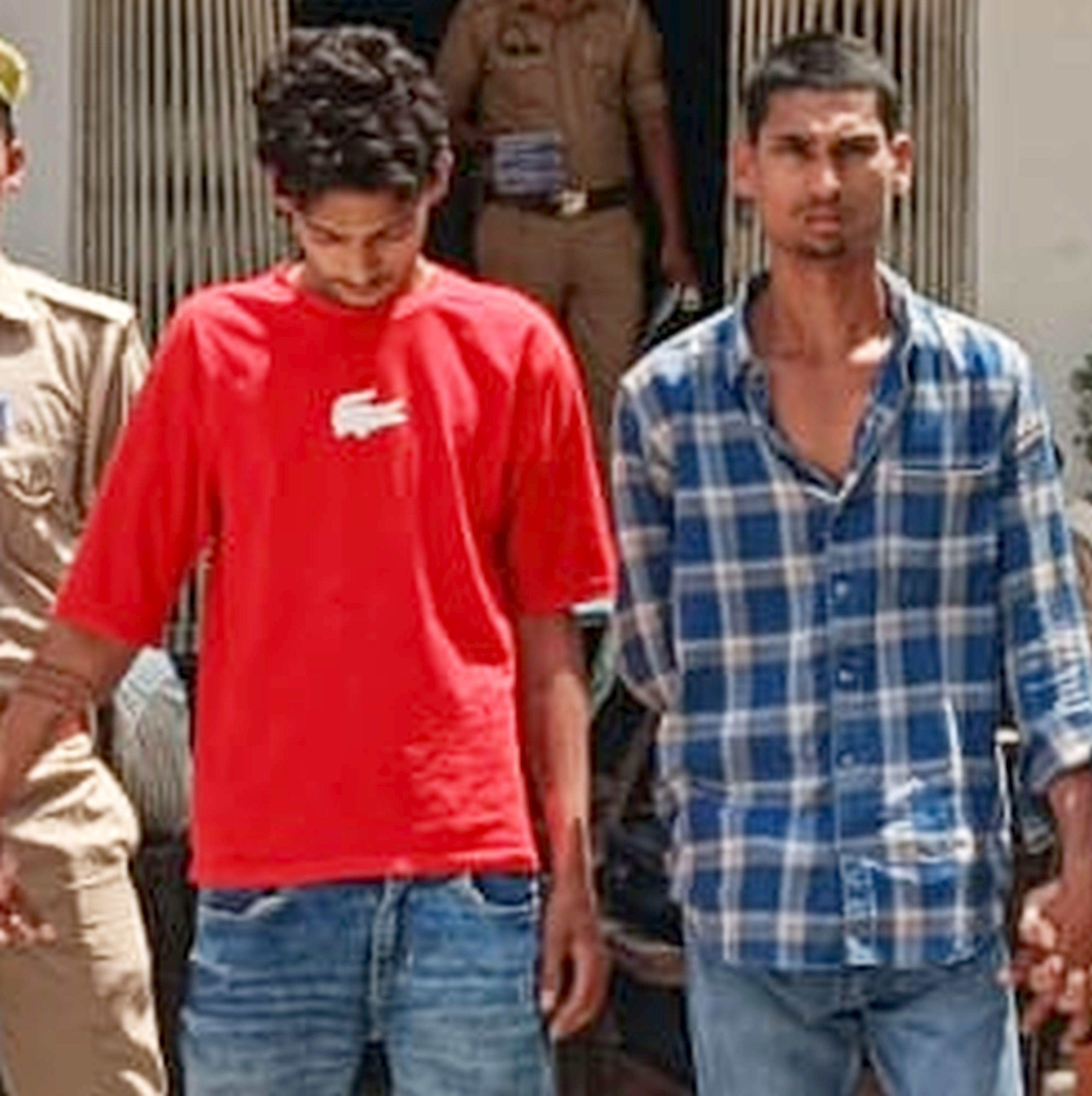 फोटो-11-सदर कोतवाली में पकड़े गए लुटेरे। स्रोत पुलिस