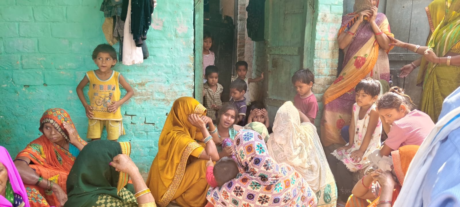 फोटो-23-हादसे के बाद घर के बाहर मौजूद बहनें। संवाद
