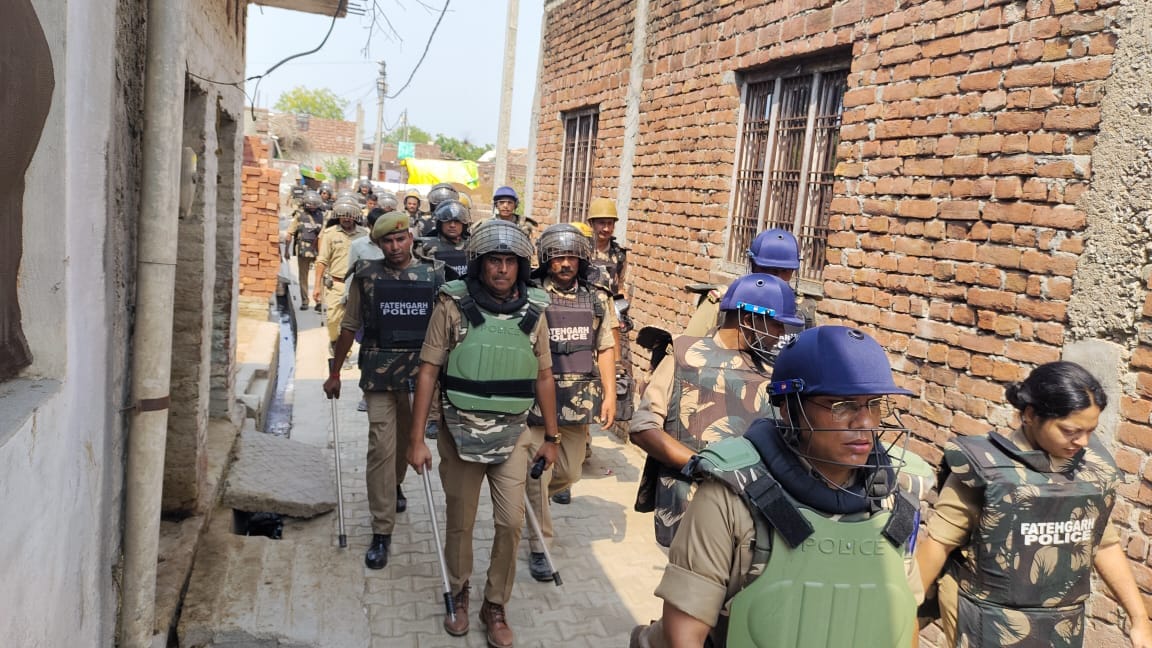 फोटो-28 चाचूपुर के पास खड्ड में पलटी पड़ी कादरीगेट थानाध्यक्ष की कार। संवाद