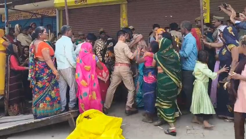 फोटो-28 चाचूपुर के पास खड्ड में पलटी पड़ी कादरीगेट थानाध्यक्ष की कार। संवाद