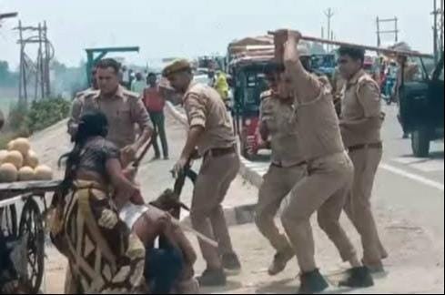 फोटो-28 चाचूपुर के पास खड्ड में पलटी पड़ी कादरीगेट थानाध्यक्ष की कार। संवाद