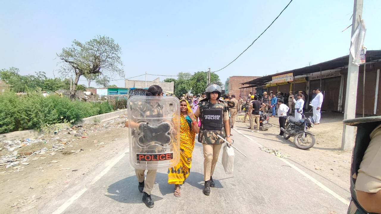 फोटो-28 चाचूपुर के पास खड्ड में पलटी पड़ी कादरीगेट थानाध्यक्ष की कार। संवाद