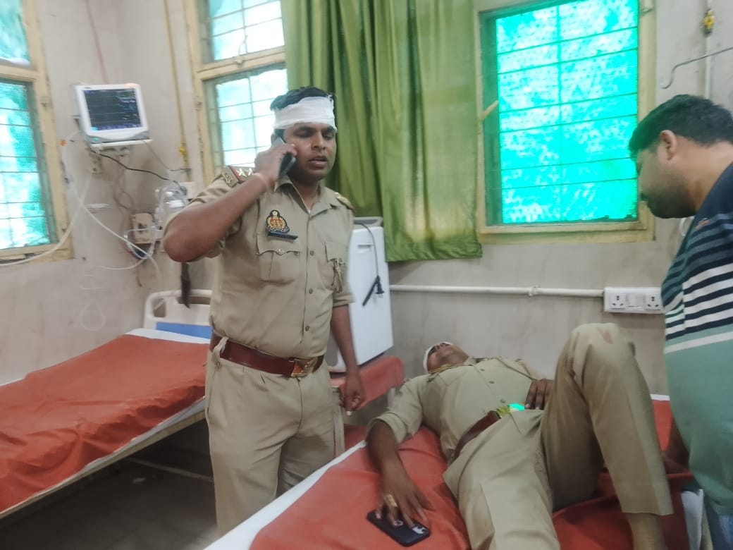 फोटो-28 चाचूपुर के पास खड्ड में पलटी पड़ी कादरीगेट थानाध्यक्ष की कार। संवाद