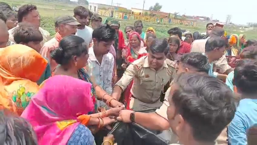 फोटो-28 चाचूपुर के पास खड्ड में पलटी पड़ी कादरीगेट थानाध्यक्ष की कार। संवाद