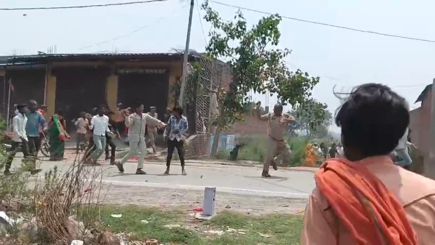 फोटो-28 चाचूपुर के पास खड्ड में पलटी पड़ी कादरीगेट थानाध्यक्ष की कार। संवाद
