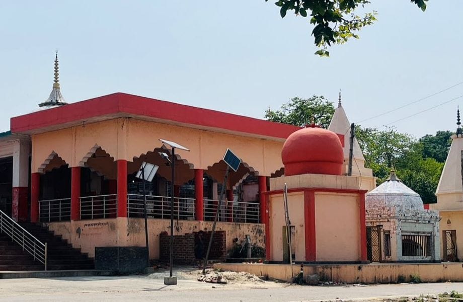 फोटो-33-मढि़या घाट पर गोमती नदी पर बना पुल। संवाद फोटो-33-मढि़या घाट पर गोमती नदी पर बना पुल। संवाद