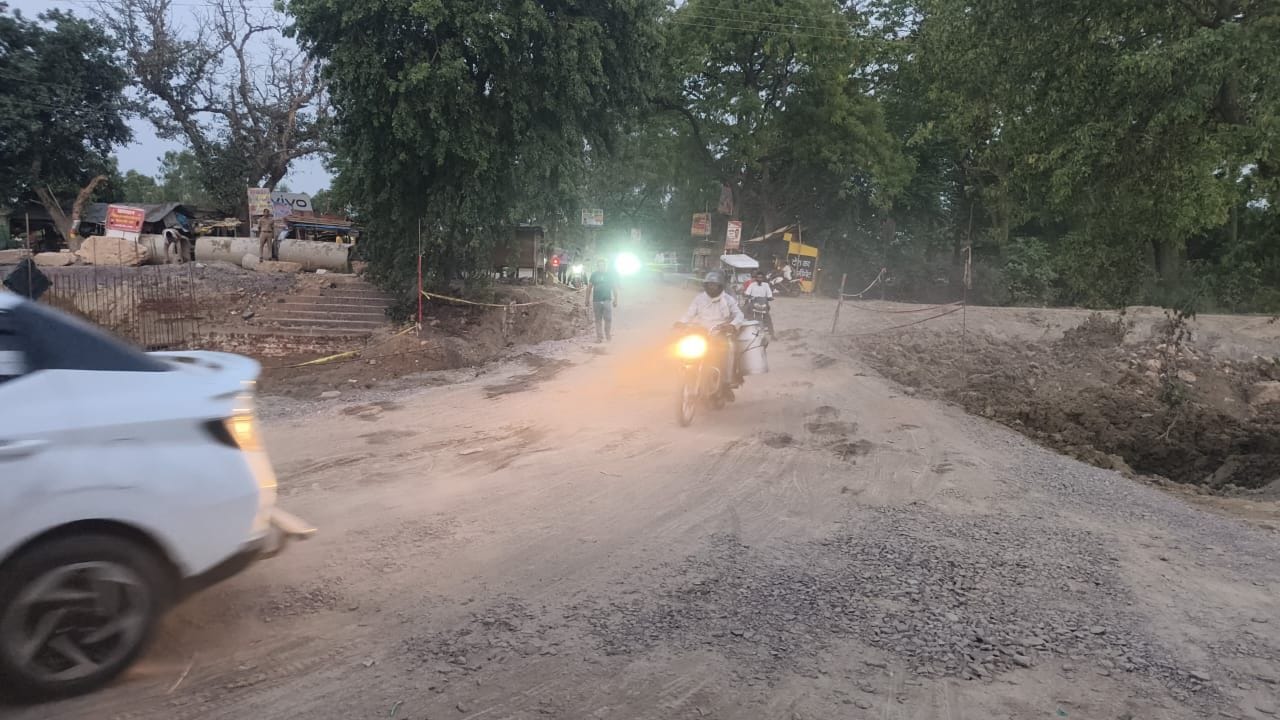 फोटो-38- वाहनों का आवागमन बढ़ने से क्षतिग्रस्त हुई ग्राम पूरा की नहर पुलिया। संवाद