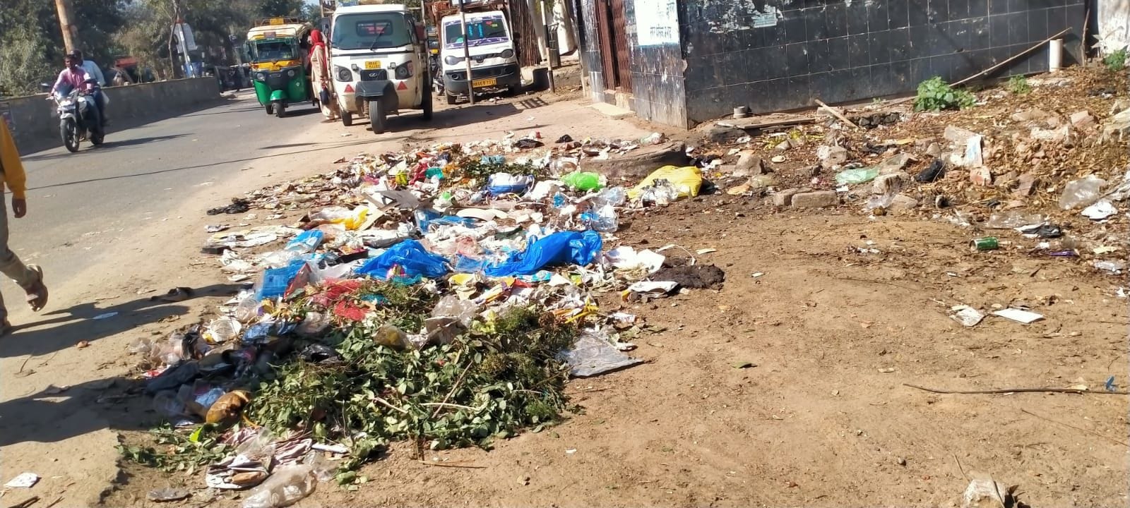 फोटो संख्या:63- पीएश्री राजकीय कन्या वरिष्ठ माध्यमिक विद्यालय के सामने लगा गंदगी का ढ़ेर--संवाद