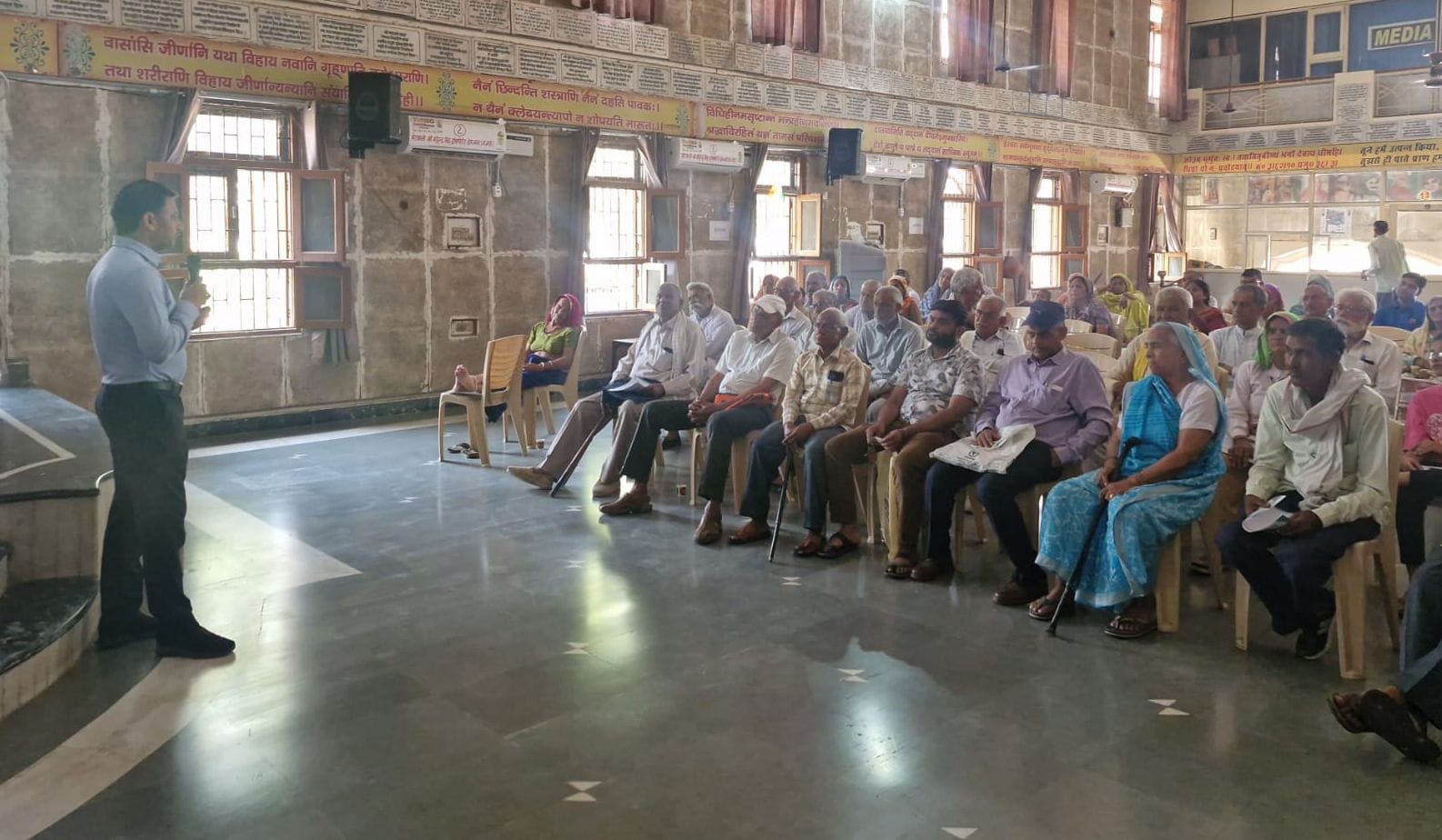 फोटो संख्या:71 मतदान के लिए जाती वार्ड नंबर 14 निवासी 100 वर्षीय शांतिदेवी --संवाद