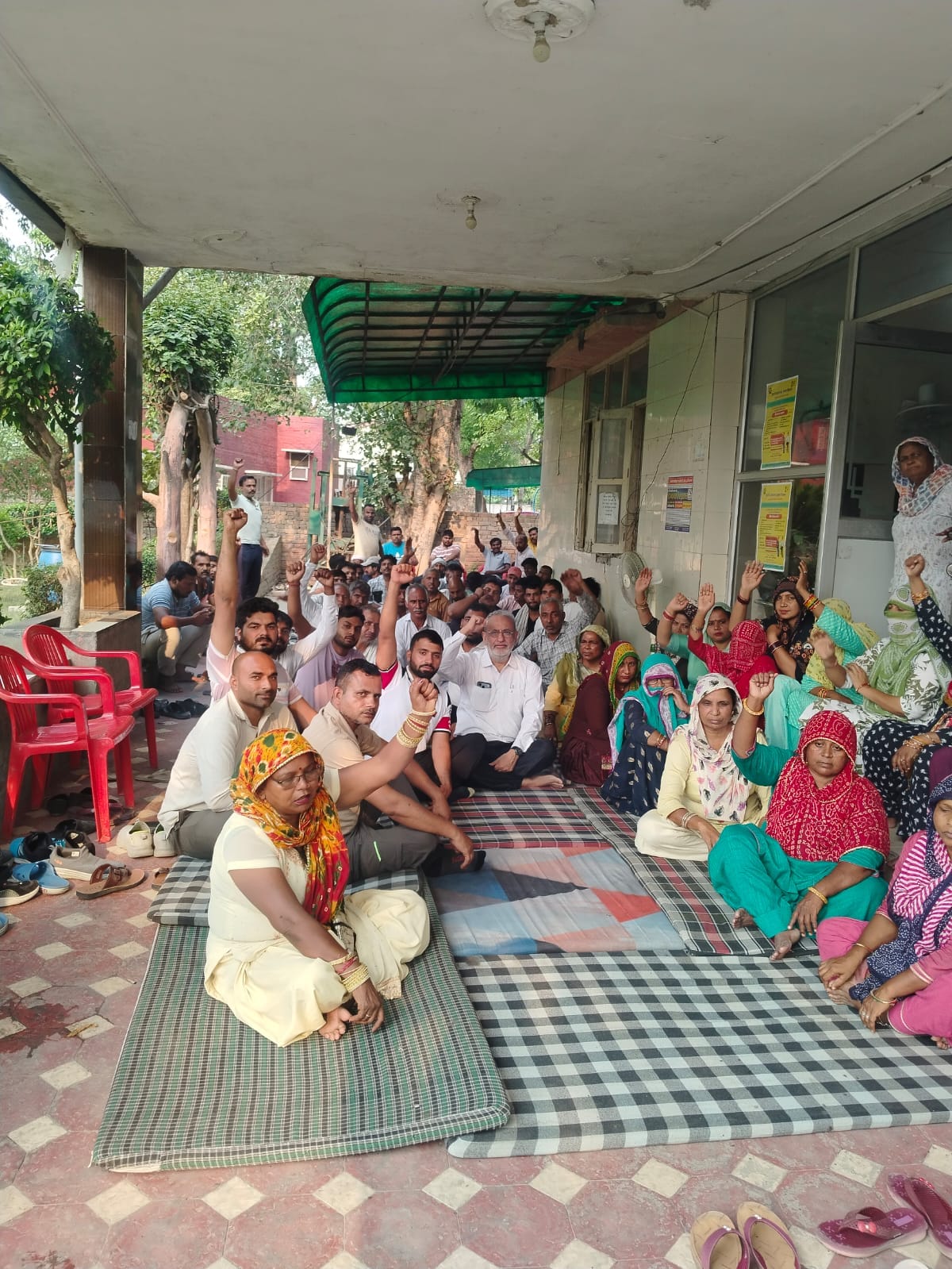 गोहाना में कूड़े के ढेर से उठ रही बदबू के बीच नाक पर रुमाल बांधकर गुजरते लोग। संवाद